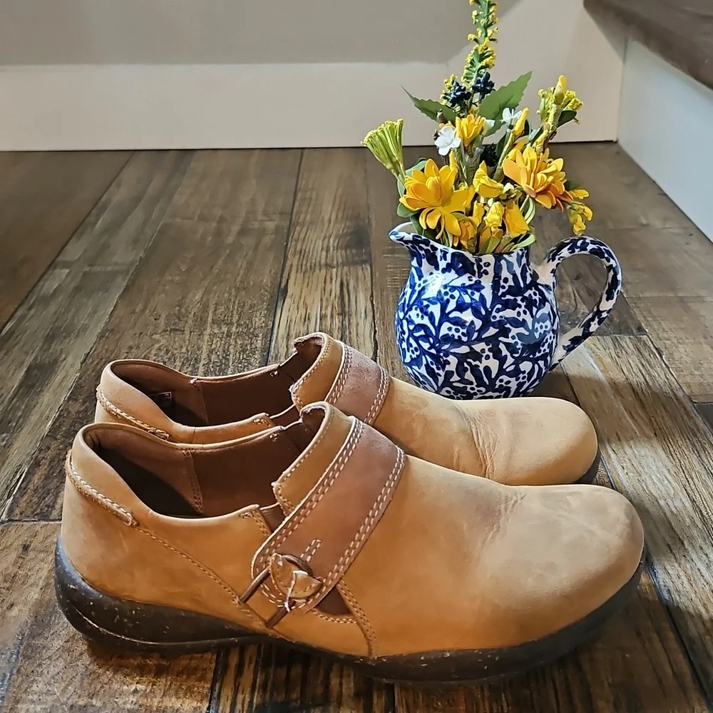 Clarks Women's Tan Distressed‎ Leather Slip On Mules, Shoes. Size 6.5
